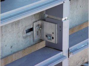 Stulpo ir sijos fasado tvirtinimas naudojant HCW-ED laikiklius ir HTA-CE įliejamus kanalus