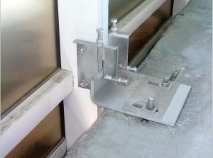 Modulinių fasado elementų tvirtinimas naudojant HCW-B2 kronšteinus ir HTA-CE įliejamus kanalus