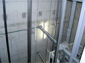 Liftų šachtose Halfen užliejami kanalai