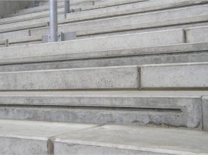 Apsauginių užtvarų tvirtinimas stadionuose